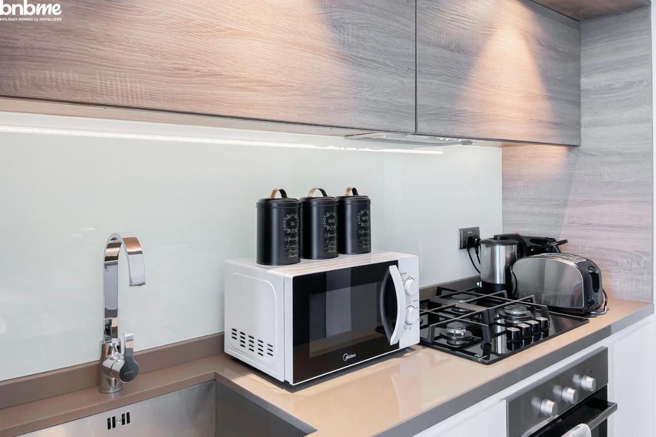 Bnbmehomes - Beautiful Lake View Studio Near Marina - 1504 Dubai Bagian luar foto
